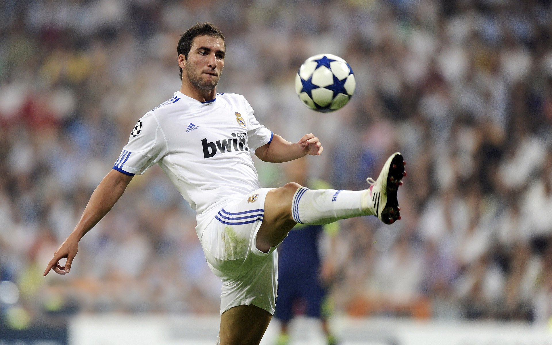 伊布独造三球导演逆转好戏，里昂主场击溃塞内加尔军团