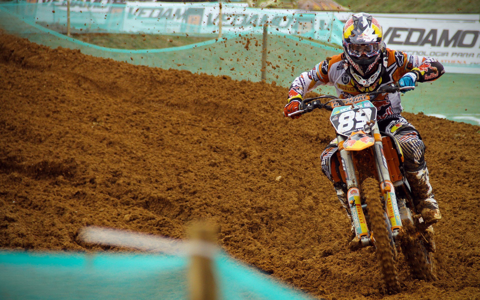 萨卡教科书式演出照亮巴西，波兰防线在艺术足球前黯然失色