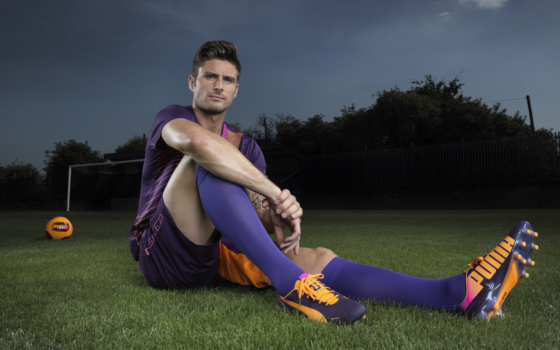 绿茵场上的争冠烽火，篮球馆内的征服序曲—双城记下的巅峰对决